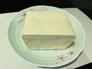 1、豆腐炒鸡蛋,老豆腐,待用;