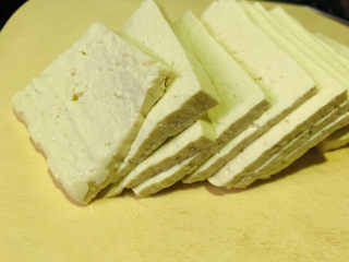 2、豆腐炒鸡蛋,切片;