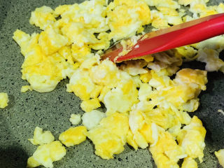 4、豆腐炒鸡蛋,锅加食用油,热锅,打入鸡蛋,快速炒散;