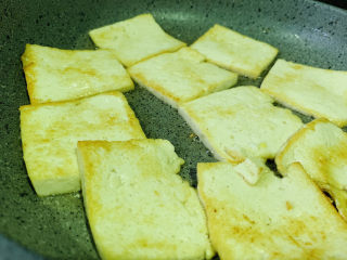 7、豆腐炒鸡蛋,一面煎黄,翻另一面;