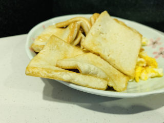 8、豆腐炒鸡蛋,两面金黄,盛起,先放盘里;