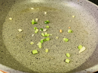 9、豆腐炒鸡蛋,锅再加1勺油,葱白剪碎入锅,炒香;
