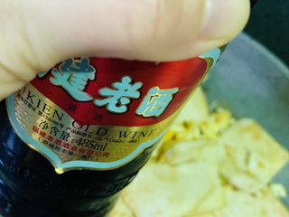 11、豆腐炒鸡蛋,加料酒2勺,大火炒香,调小火;