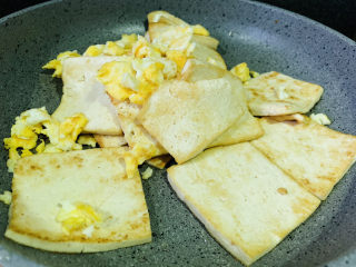 10、豆腐炒鸡蛋,倒入鸡蛋和豆腐;