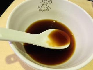 15、豆腐炒鸡蛋,加2勺清水,搅拌均匀料汁;