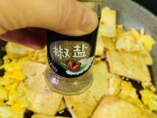 17、豆腐炒鸡蛋,撒椒盐,翻拌均匀;