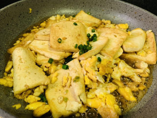 18、豆腐炒鸡蛋,撒葱粒,起锅;