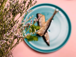 1、干煎秋刀鱼,这是起锅的秋刀鱼；