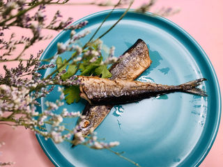 2、干煎秋刀鱼,具体干煎步骤如下；