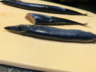 5、干煎秋刀鱼,切段；