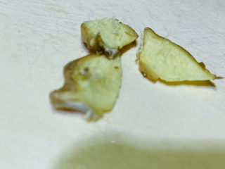 7、干煎秋刀鱼,姜片洗净，待用；