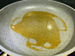 8、干煎秋刀鱼,先用姜片刷下锅，然后加食用油；