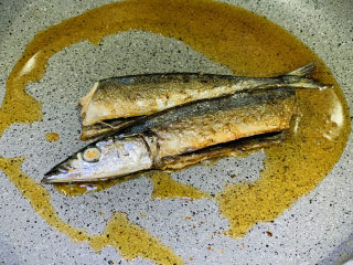 11、干煎秋刀鱼,一面金黄，翻另一面；