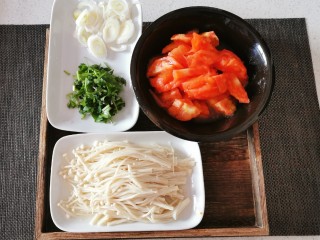 6、番茄金针菇汤,番茄去皮切块 香菜切小段 葱切片