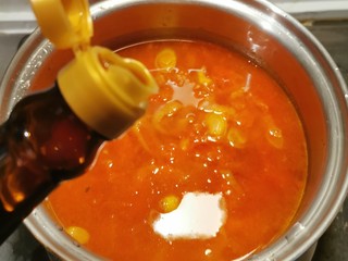 14、番茄金针菇汤,放入酱油 盖上盖子煮开