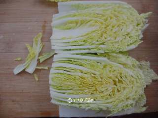 2、凉拌娃娃菜,将娃娃菜切两半