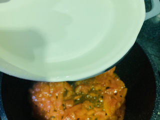 5、番茄黑鱼片,先加一点水;