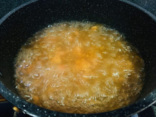 8、番茄黑鱼片,汤汁大火煮沸;