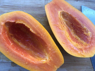 3、木瓜炖牛奶,去籽掏空。