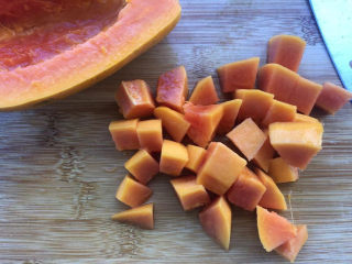 4、木瓜炖牛奶,小的那一半木瓜去皮切小块。