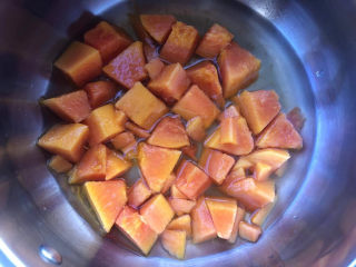 5、木瓜炖牛奶,木瓜放入锅里,倒入和木瓜略齐平的水。