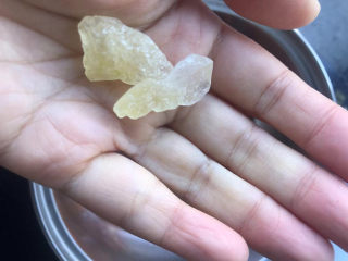 6、木瓜炖牛奶,再放入冰糖。