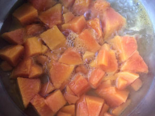 7、木瓜炖牛奶,烧开冰糖融化。