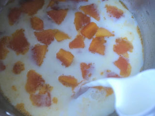 8、木瓜炖牛奶,倒入牛奶后稍加搅拌马上关火。