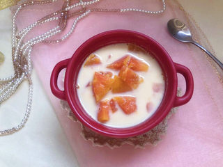 9、木瓜炖牛奶,美美的一盅木瓜炖牛奶就可以享用啦!