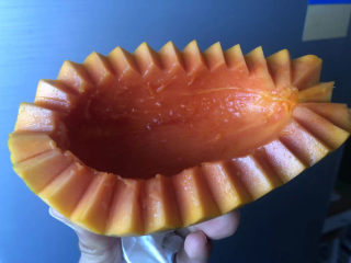 11、木瓜炖牛奶,整个都抠好,成为一个木瓜盅。