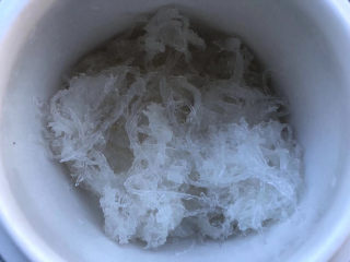 12、木瓜炖牛奶,燕窝泡发后清洗干净,去除小杂毛,撕成细丝状。