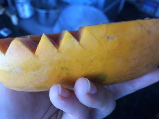 10、木瓜炖牛奶,剩下的一半木瓜,抠出花纹。