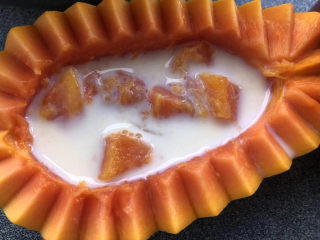 16、木瓜炖牛奶,木瓜盅里先倒入炖好的木瓜牛奶。