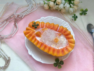 17、木瓜炖牛奶,把刚出锅的燕窝轻轻堆放在上面,就是绝佳的美容养颜佳品。