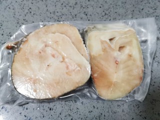 1、清蒸银鳕鱼,银鳕鱼解冻