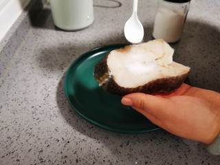 3、清蒸银鳕鱼,放入少许盐