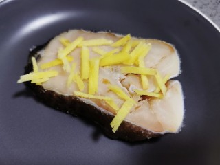 7、清蒸银鳕鱼,码在鳕鱼上,盛入盘中