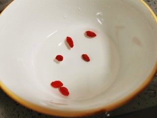 11、清蒸银鳕鱼,枸杞泡水清洗干净