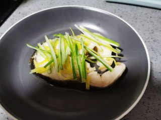 14、清蒸银鳕鱼,鳕鱼上铺上葱丝