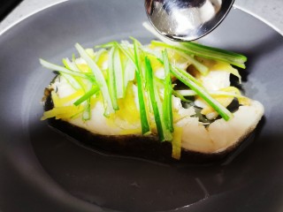 15、清蒸银鳕鱼,热油淋在葱丝上,听到滋啦的声音