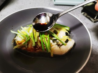 16、清蒸银鳕鱼,放入海鲜酱油2勺