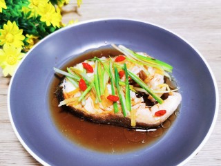 17、清蒸银鳕鱼,最后放上枸杞点缀即可食用