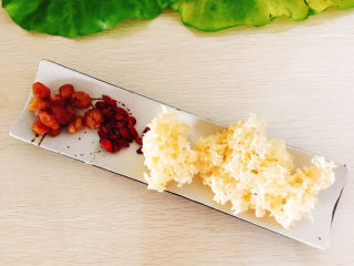 4、银耳元肉乌鸡汤,准备好元肉，枸杞、银耳