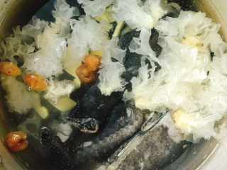 6、银耳元肉乌鸡汤,加入清水