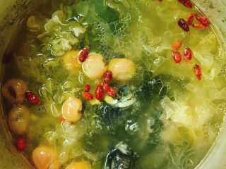 9、银耳元肉乌鸡汤,煮2分钟即可