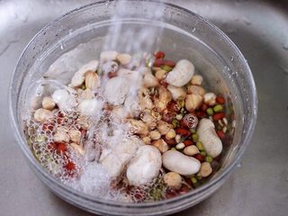 3、营养杂粮八宝粥,浸泡好的杂粮用清水冲洗干净。