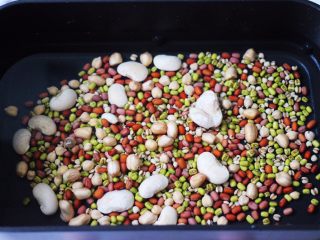 5、营养杂粮八宝粥,锅中倒入适量的清水，把冲洗干净的杂粮放入锅中。