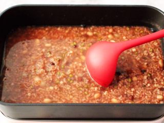 10、营养杂粮八宝粥,看见汤汁变得越来越浓稠时，即可关火。