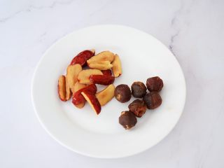 2、桂圆红枣茶,桂圆去壳，红枣去核切成小块