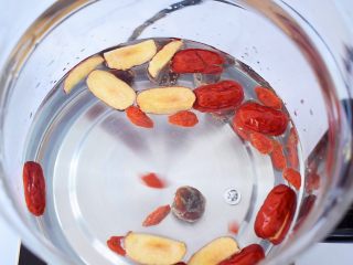 5、桂圆红枣茶,加入1000毫升纯净水